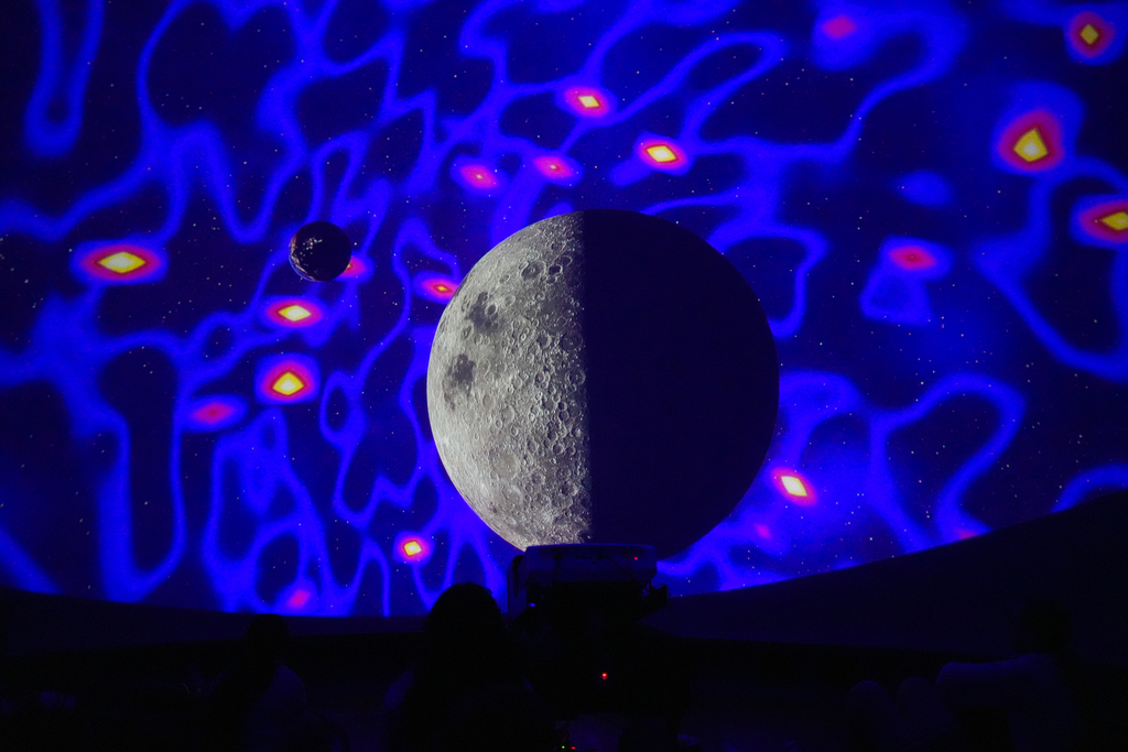 The Arkansas SkyDome Planetarium brought the wonders of space to Holt Middle School 5th graders! Inside the giant inflatable dome, students explored the Moon’s surface, identified constellations, and discovered fascinating facts about planets, stars, and galaxies. The immersive experience sparked curiosity and excitement about astronomy and science. 💜 #fpsteachloveinspire
