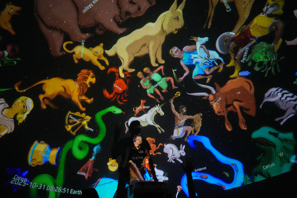 The Arkansas SkyDome Planetarium brought the wonders of space to Holt Middle School 5th graders! Inside the giant inflatable dome, students explored the Moon’s surface, identified constellations, and discovered fascinating facts about planets, stars, and galaxies. The immersive experience sparked curiosity and excitement about astronomy and science. 💜 #fpsteachloveinspire