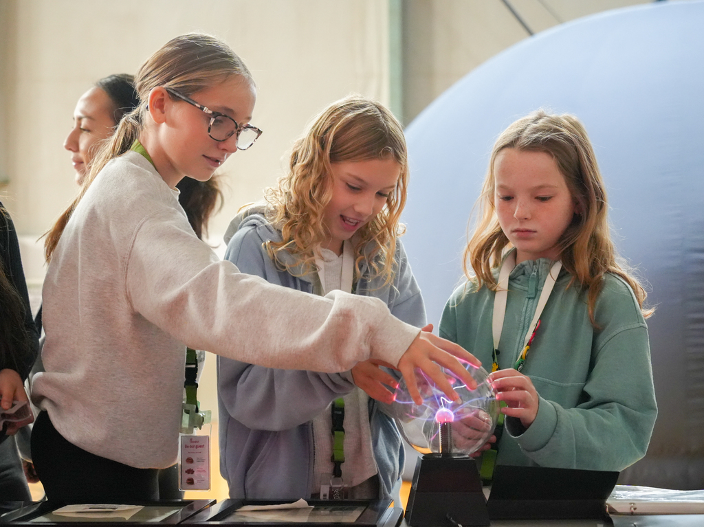 The Arkansas SkyDome Planetarium brought the wonders of space to Holt Middle School 5th graders! Inside the giant inflatable dome, students explored the Moon’s surface, identified constellations, and discovered fascinating facts about planets, stars, and galaxies. The immersive experience sparked curiosity and excitement about astronomy and science. 💜 #fpsteachloveinspire