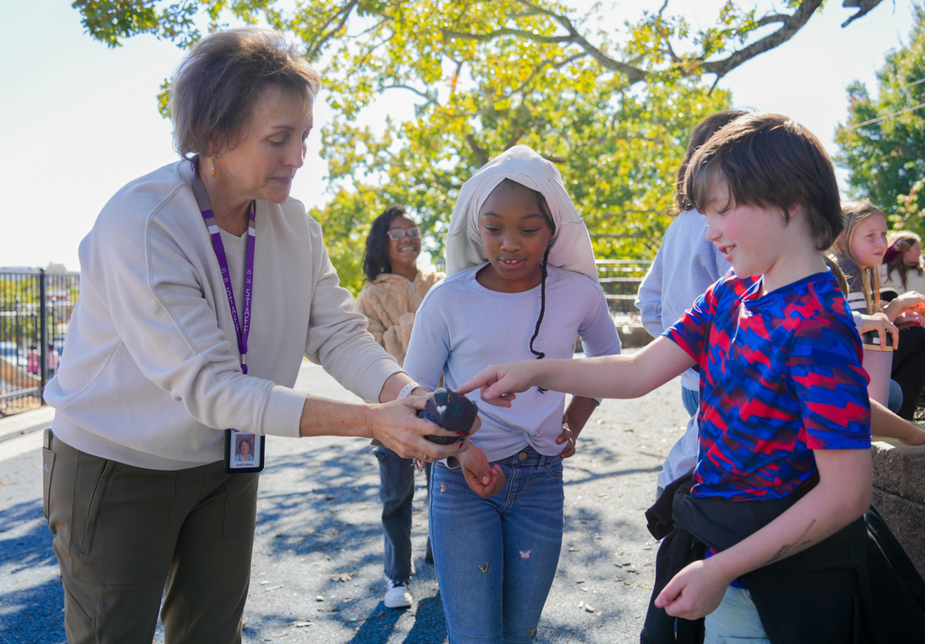 Students in Mr. Bowers’ class have been exploring how the structures of living things help them survive and thrive. They got an up-close look at homing pigeons, examining the birds’ beaks, wings, and feet while discussing how each feature helps them adapt and survive in their environment. Such an exciting hands-on learning experience! 💜 #fpsteachloveinspire