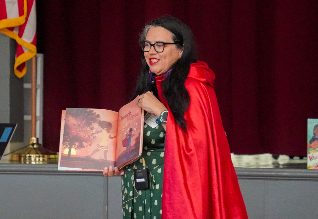 Holcomb Elementary had the joy of welcoming Andrea L. Rogers, a member of the Cherokee Nation and 2025 Caldecott Medal winner! As part of Read Across America Week, Ms. Rogers shared her award-winning book “Chooch Helped”, introducing students to meaningful elements of Cherokee culture and language through storytelling. Thank you, Andrea, for inspiring our young readers and sharing your story with us!