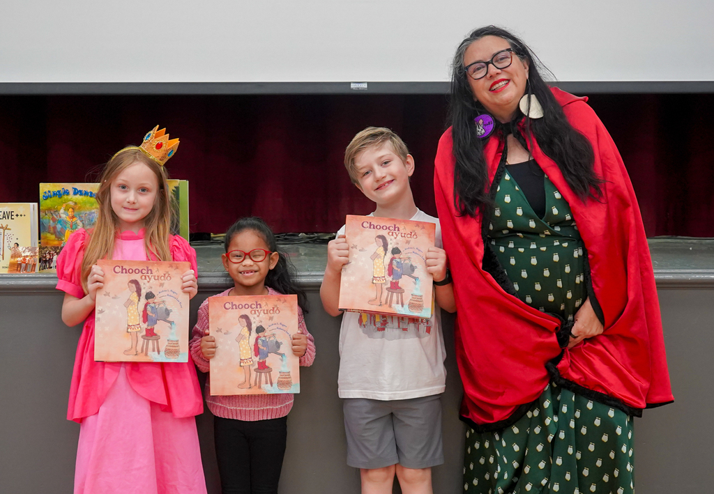 Holcomb Elementary had the joy of welcoming Andrea L. Rogers, a member of the Cherokee Nation and 2025 Caldecott Medal winner! As part of Read Across America Week, Ms. Rogers shared her award-winning book “Chooch Helped”, introducing students to meaningful elements of Cherokee culture and language through storytelling. Thank you, Andrea, for inspiring our young readers and sharing your story with us!