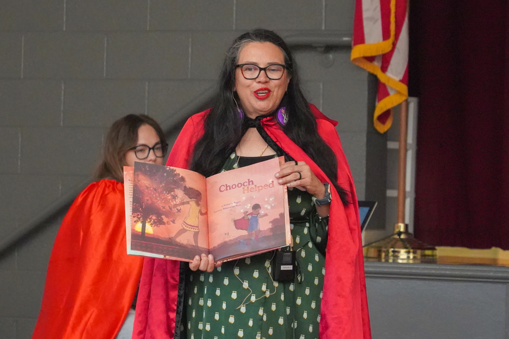 Holcomb Elementary had the joy of welcoming Andrea L. Rogers, a member of the Cherokee Nation and 2025 Caldecott Medal winner! As part of Read Across America Week, Ms. Rogers shared her award-winning book “Chooch Helped”, introducing students to meaningful elements of Cherokee culture and language through storytelling. Thank you, Andrea, for inspiring our young readers and sharing your story with us!