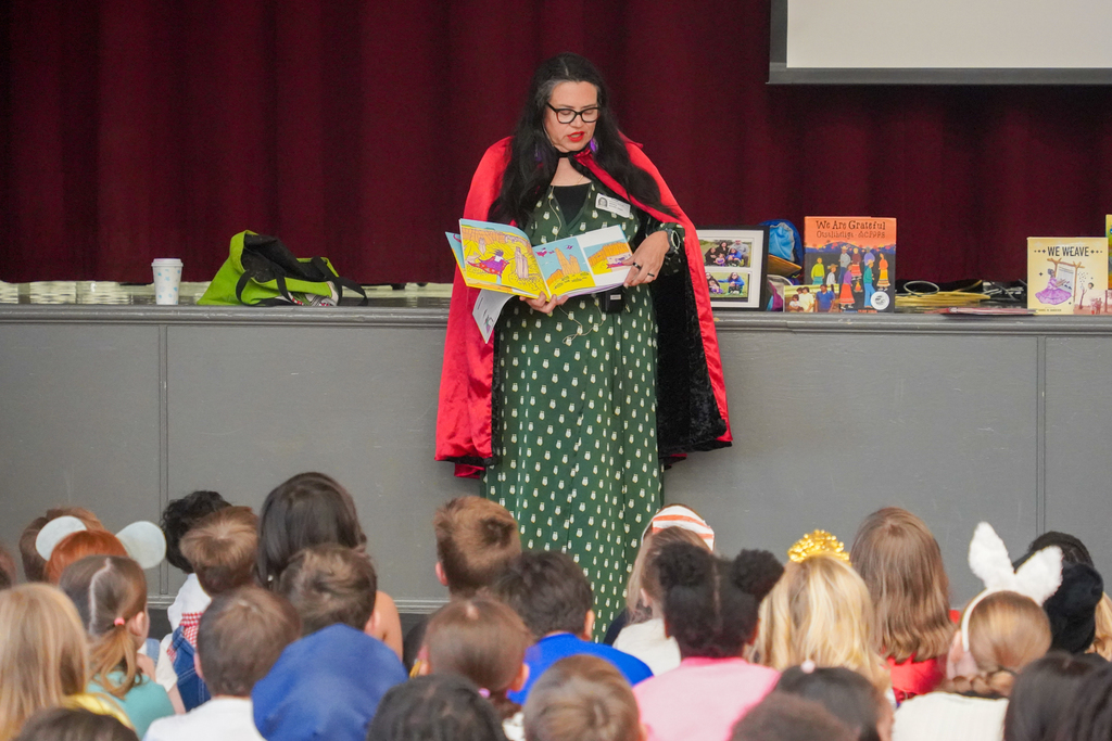 Holcomb Elementary had the joy of welcoming Andrea L. Rogers, a member of the Cherokee Nation and 2025 Caldecott Medal winner! As part of Read Across America Week, Ms. Rogers shared her award-winning book “Chooch Helped”, introducing students to meaningful elements of Cherokee culture and language through storytelling. Thank you, Andrea, for inspiring our young readers and sharing your story with us!