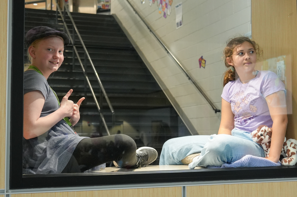 Northwest Arkansas’ RockEd visited John L Colbert Middle School to celebrate Women’s History Month in music! Students had a blast singing, clapping, and playing along while learning about influential women who have shaped the music industry. It was a fun and interactive way to celebrate the impact of women in music!