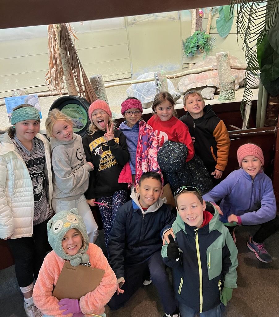 students take a group pic at the zoo