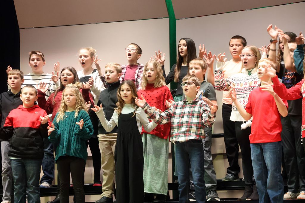 5th grade elementary students sing at their concert