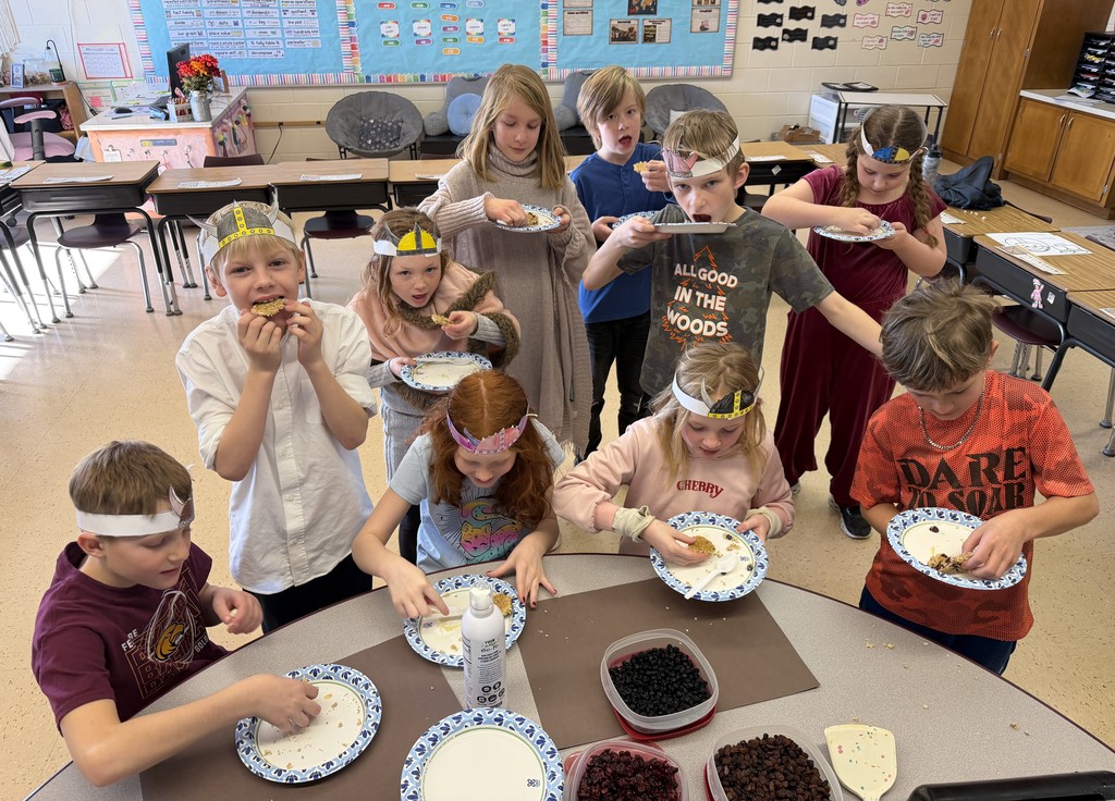 students eat their viking cakes