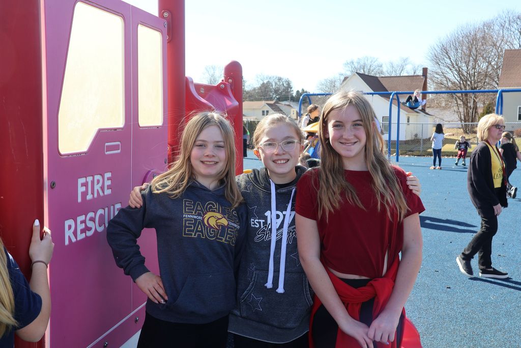 students play on the playground for extra PBIS reward recess