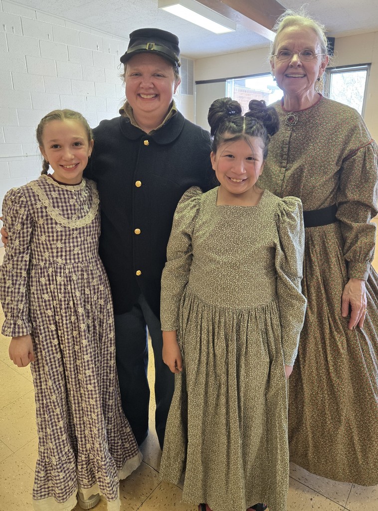 the 2 civil war era presenters and 2 students dressed in civil war garb