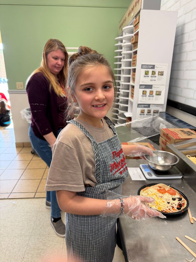 students make a pizza at papa murphys