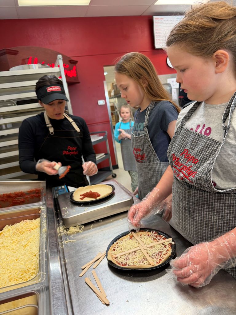 students make a pizza at papa murphys
