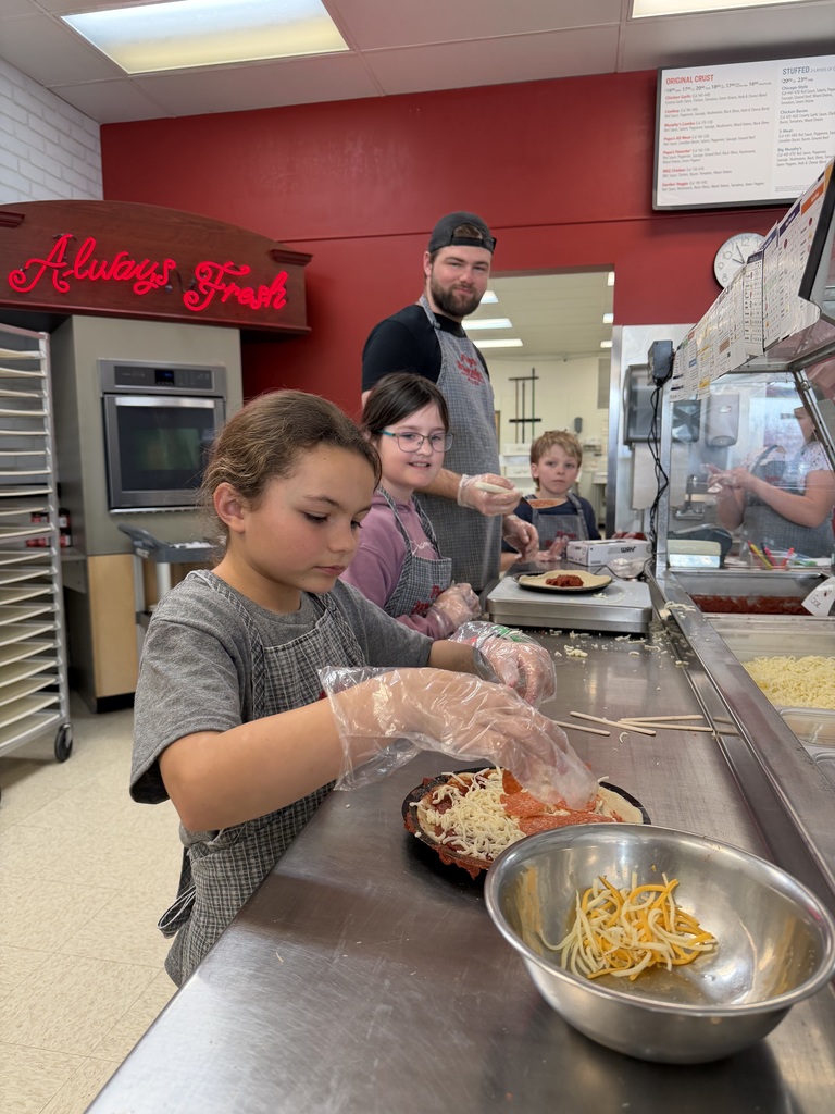 students make a pizza at papa murphys