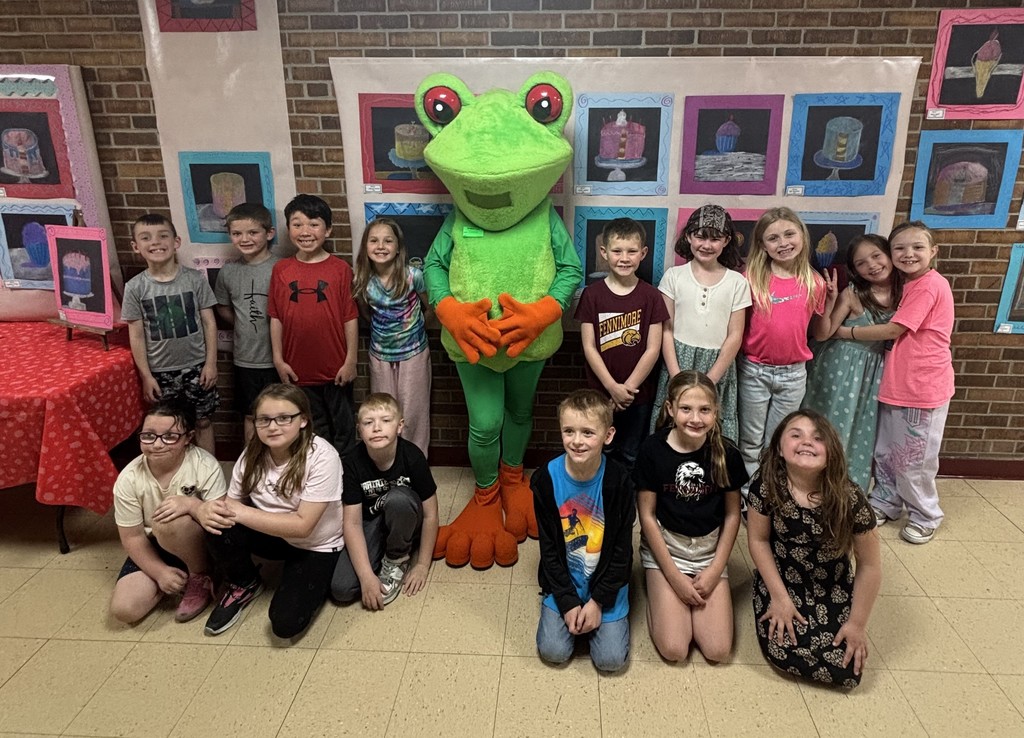 students pose with Penny the frog