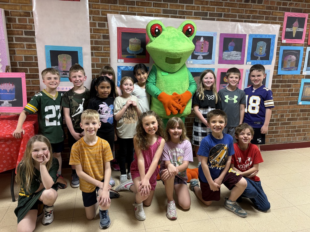 students pose with Penny the frog