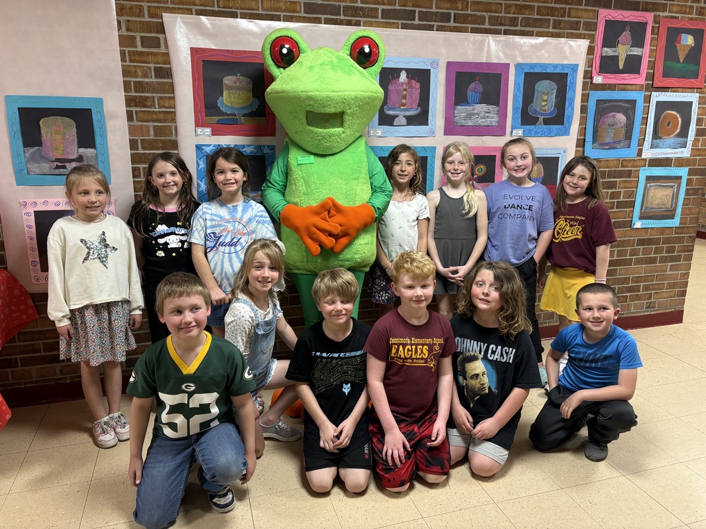 students pose with Penny the frog