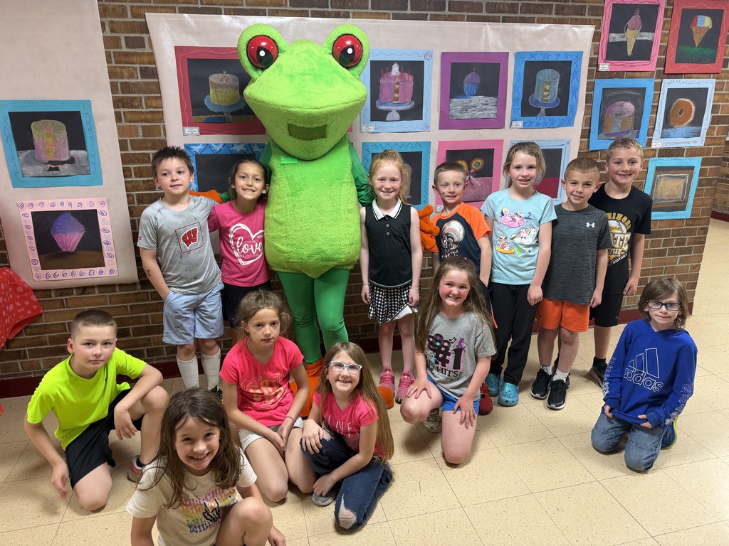 students pose with Penny the frog