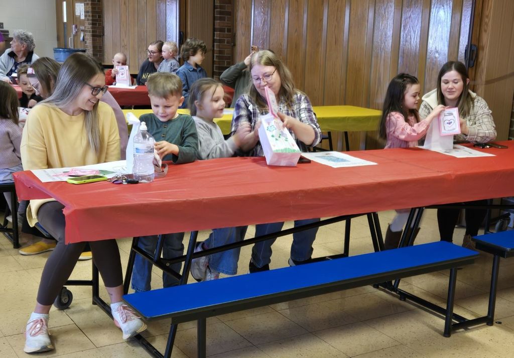 4K students and their moms share the gifts they made for the moms