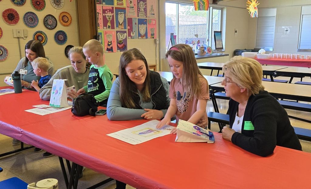 4K students and their moms share the gifts they made for the moms
