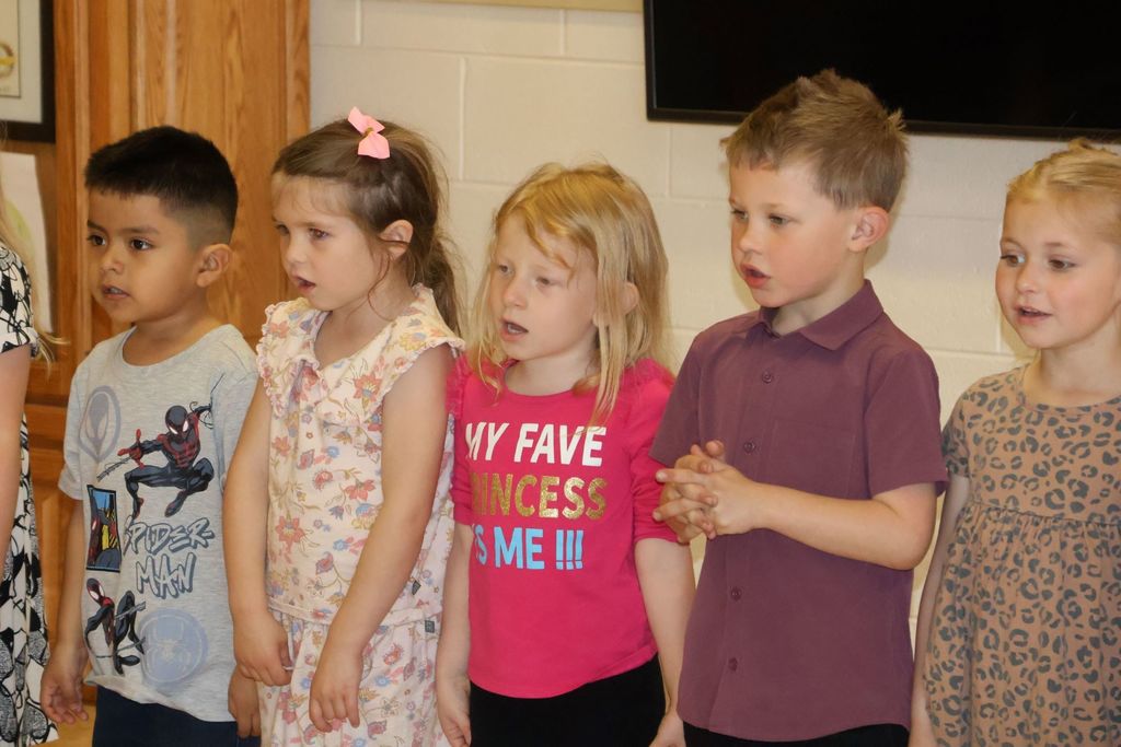 4K students sing a song for their moms