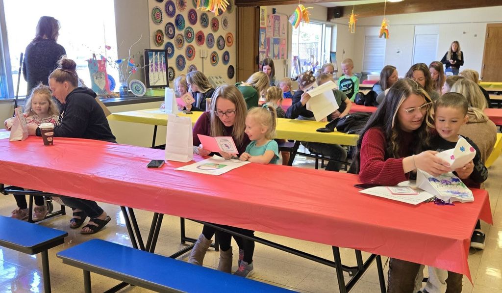 4K students and their moms share the gifts they made for the moms