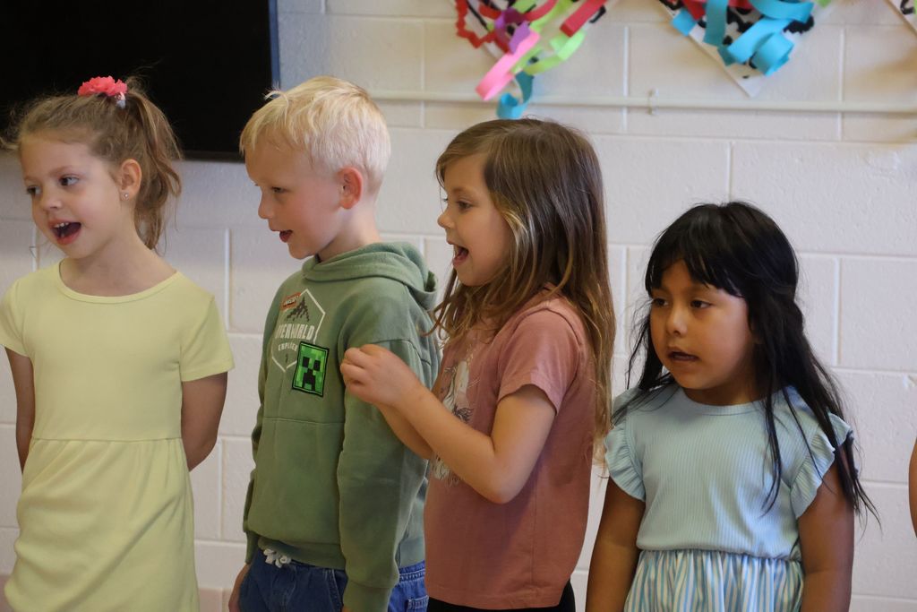 4K students sing a song for their moms