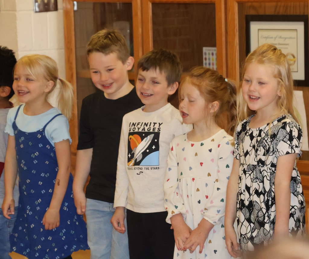 4K students sing a song for their moms