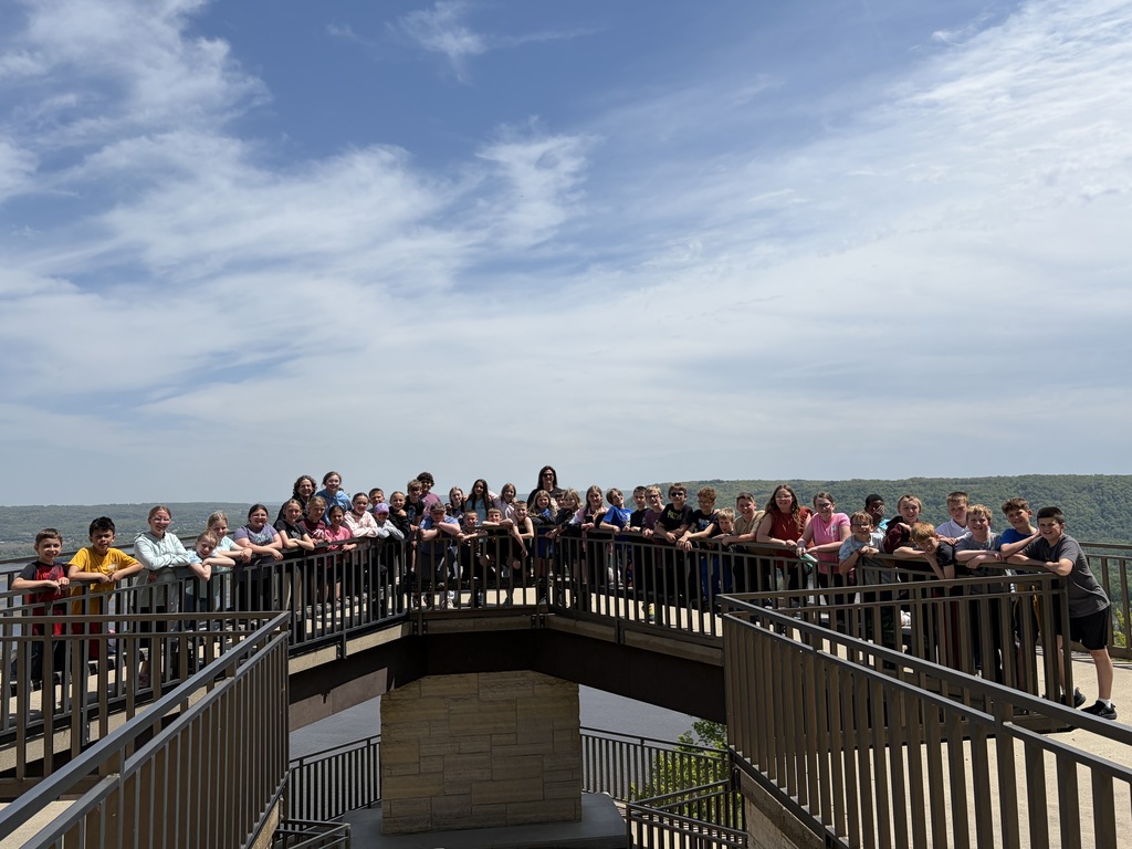all 5th grade pose for a picture with mississippi river in the background