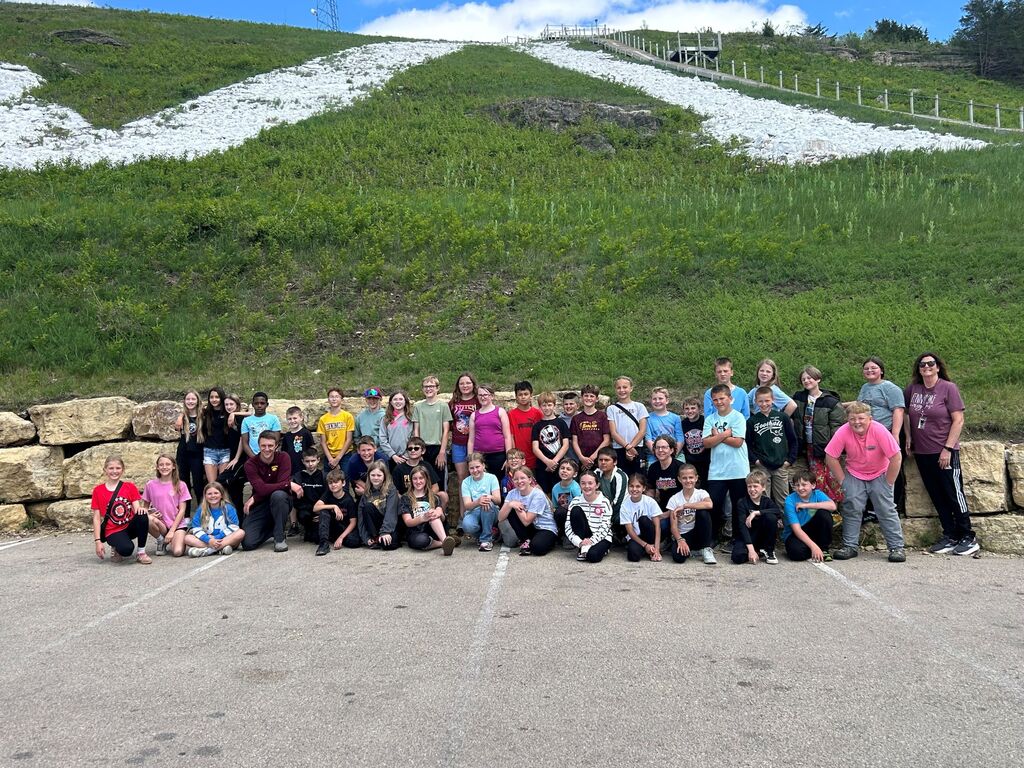 Enire fifth grade pose for a picture at the M in Platteville