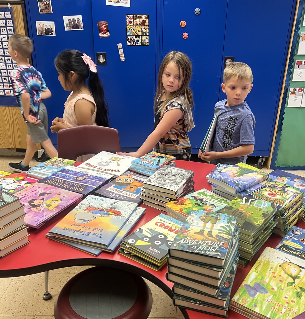 students look for the book they want from a table full of books
