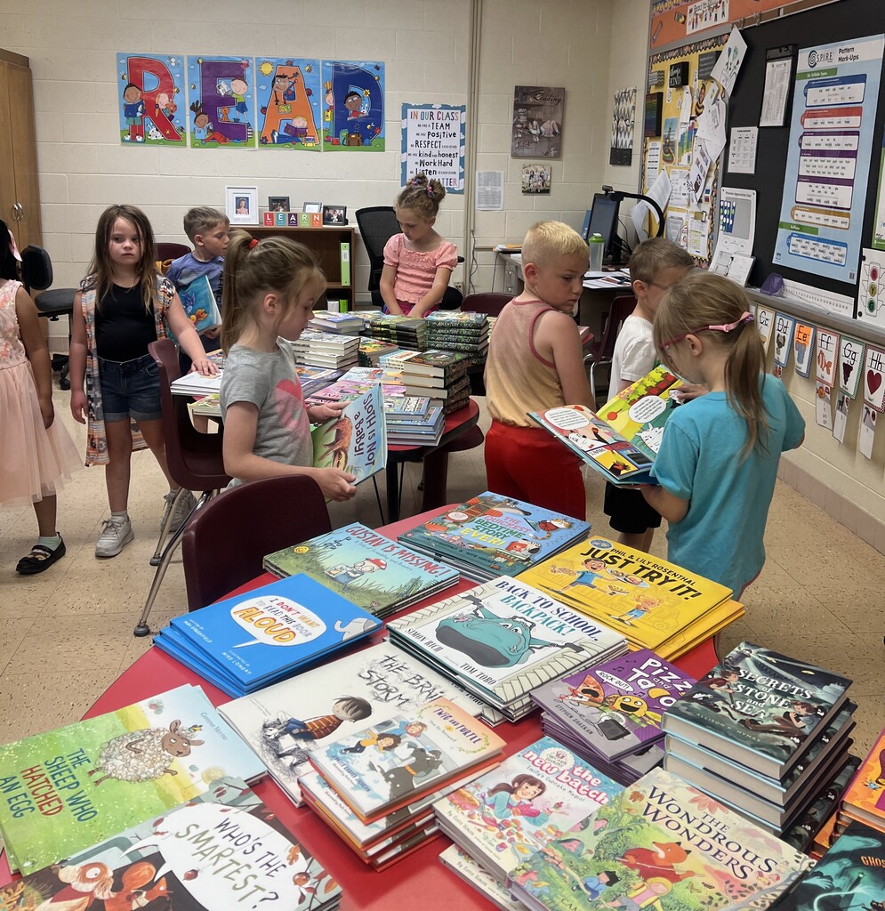 students look for the book they want from a table full of books