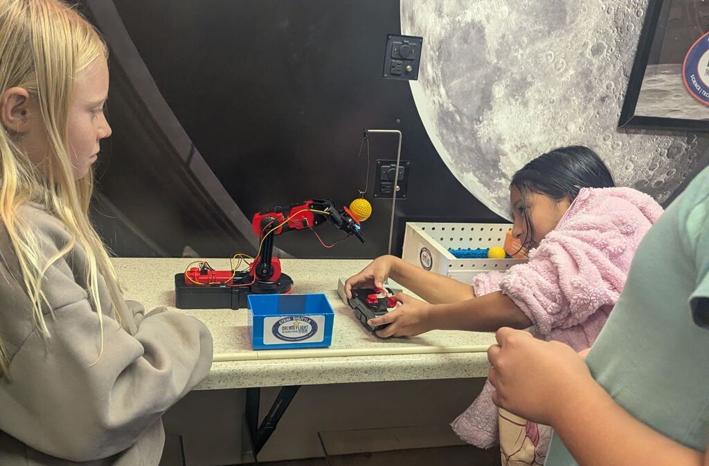 4th Grade students do STEM activities on the STEM shuttle