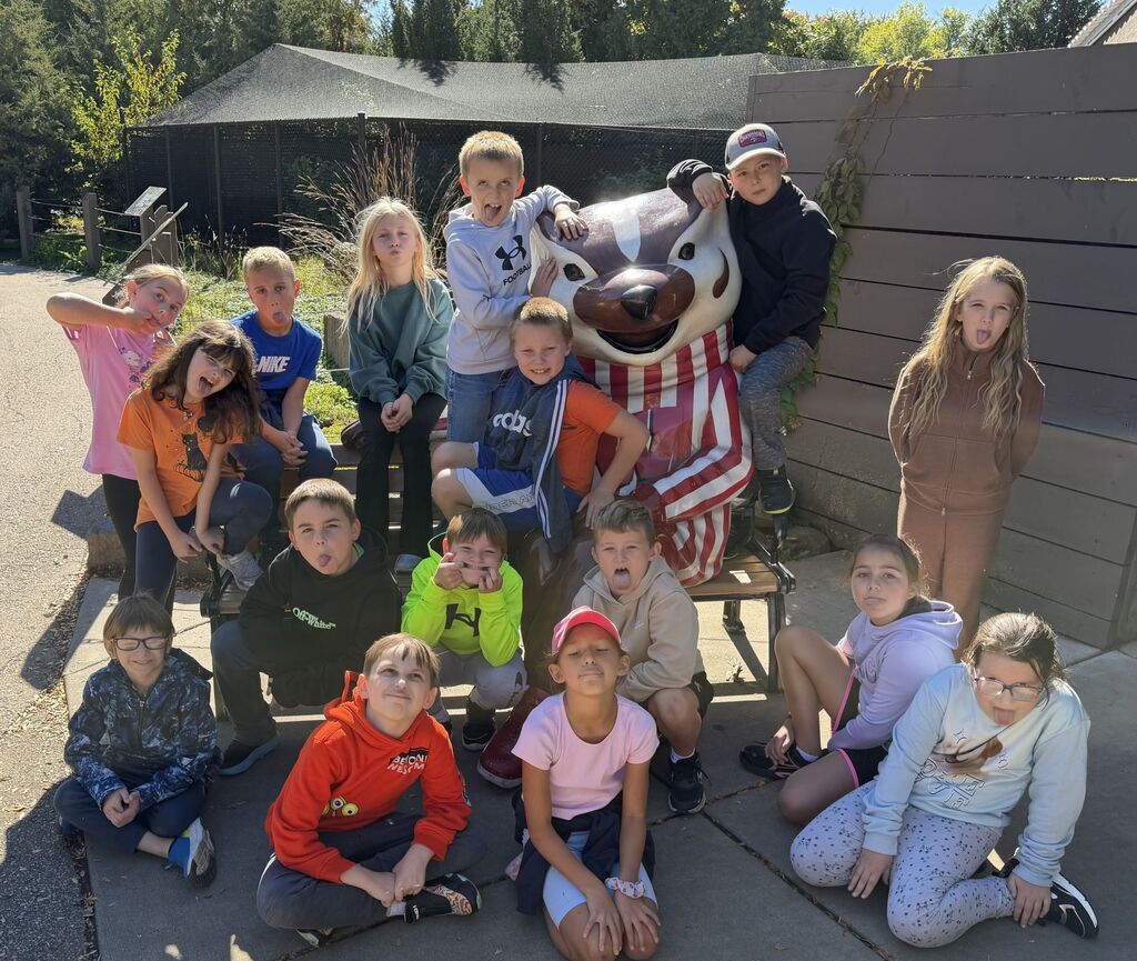 students pose for a picture with a Bucky Badger statue at the Henry Vilas zoo