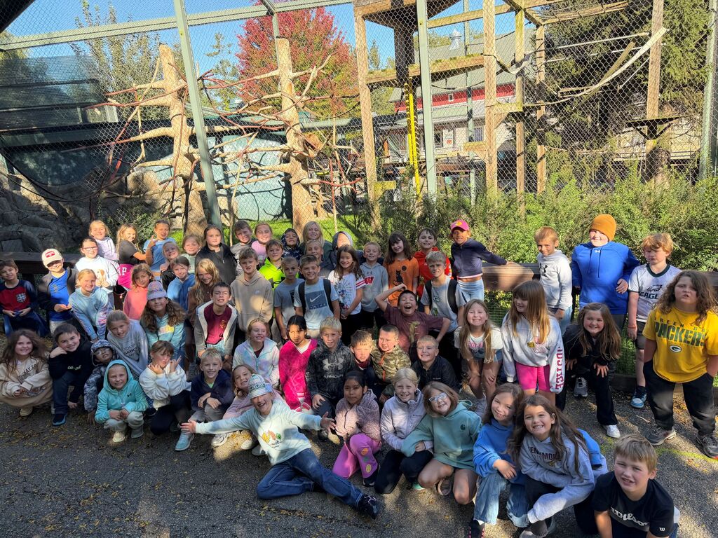 the entire 3rd grade poses for a picture at the Henry Vilas Zoo