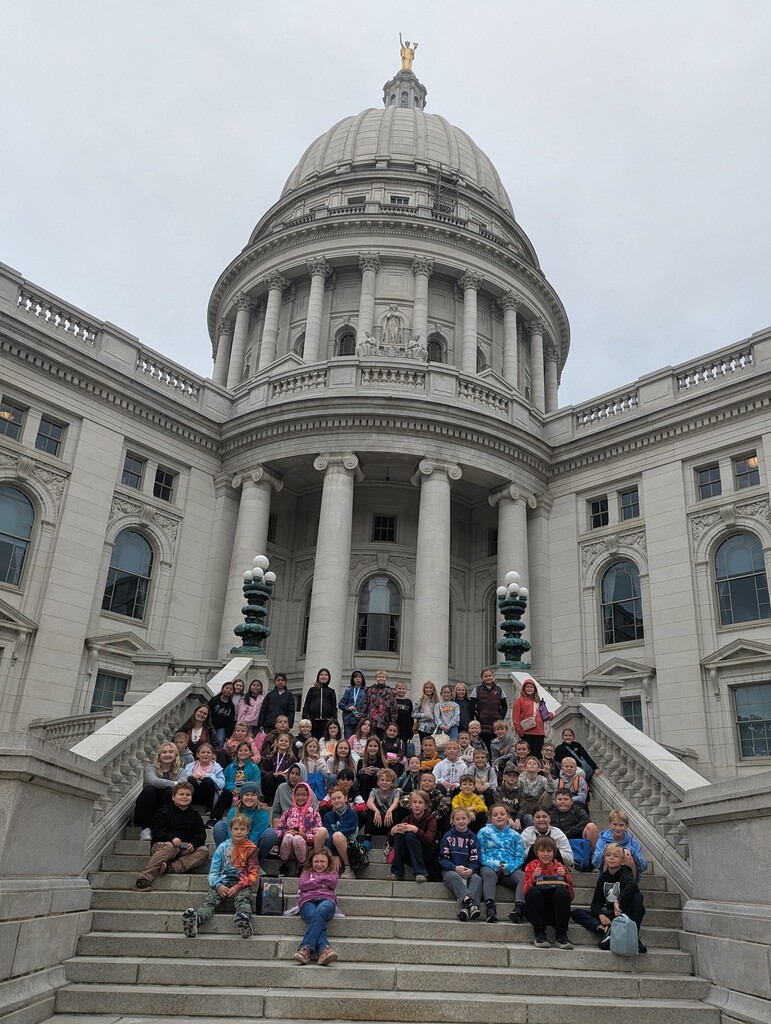 all 4h grade students pose for a picture on the Wisconsin capital steps
