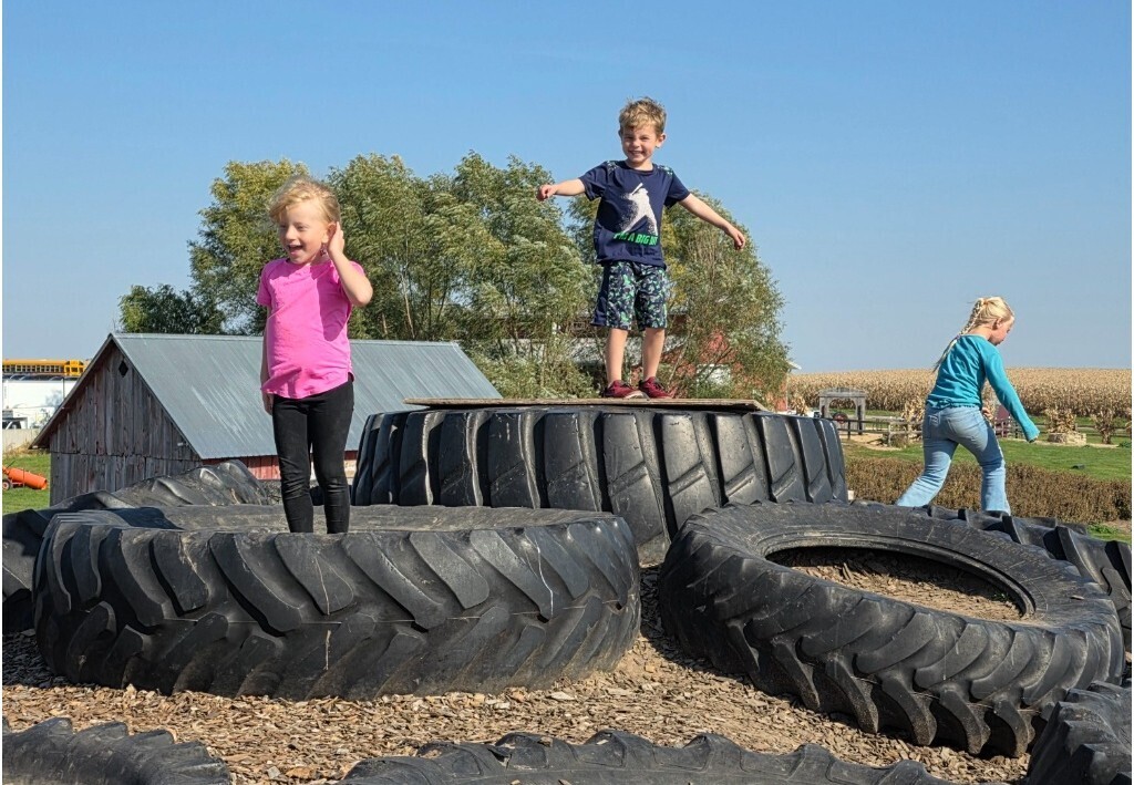 students play at vesperman farms