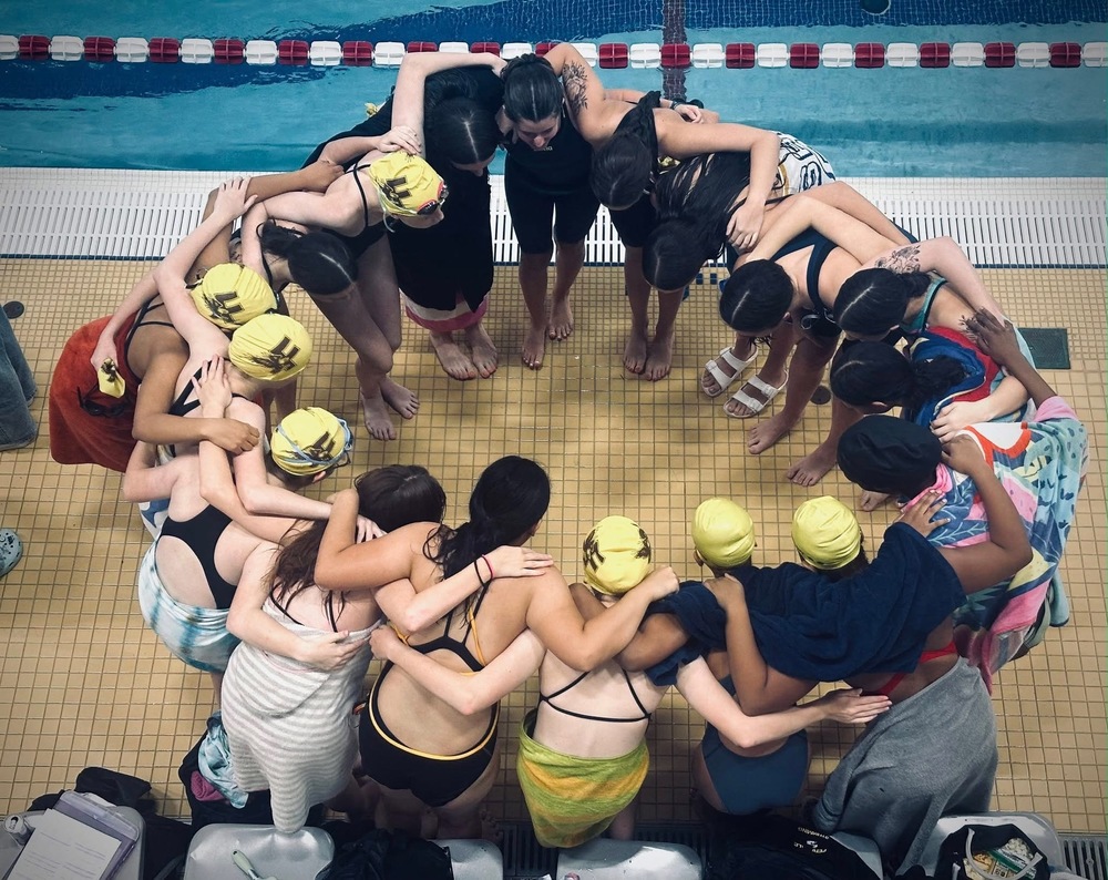 swimmers circle up