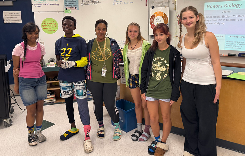 spirit week students mismatch clothing