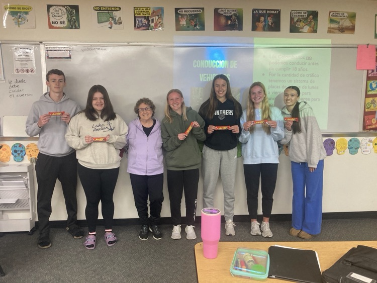 Sussy Kamler presents to Spanish 3