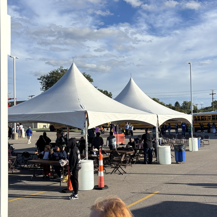 families enjoying dinner at family fun day