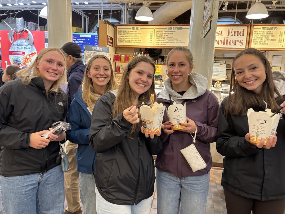 students eating lunch during field trip