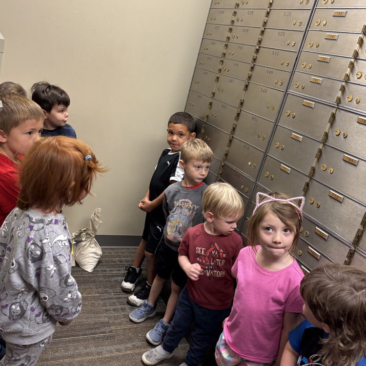 Decker PM PreK visit to Flanagan State Bank