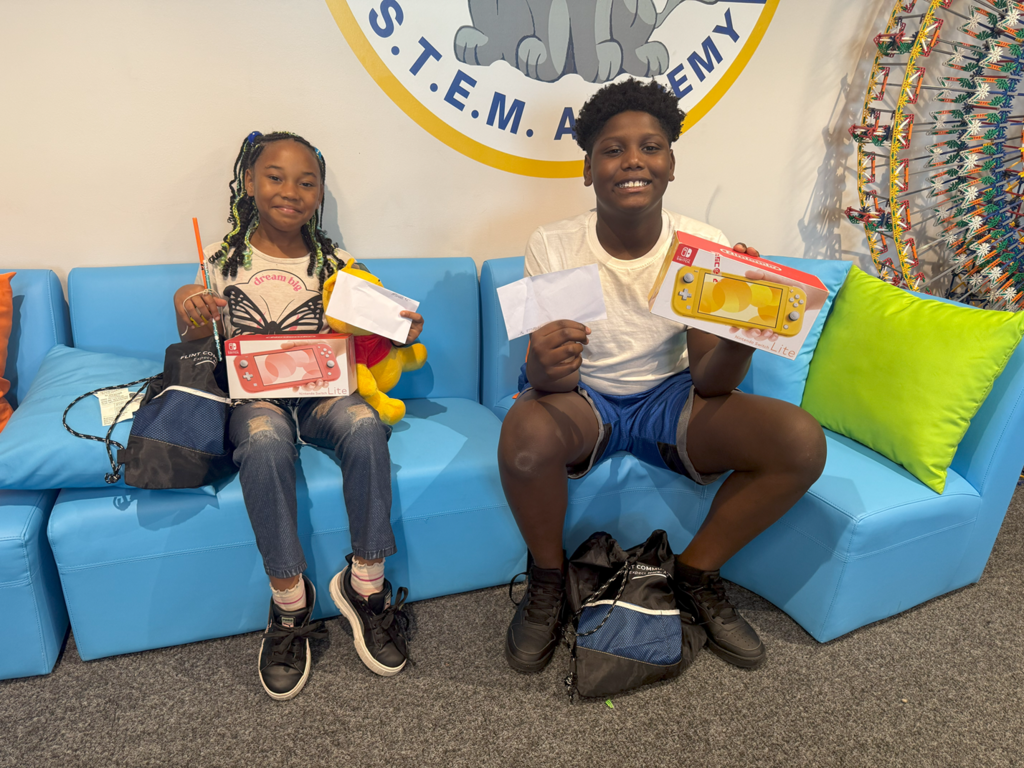 Brownell and Holmes scholars receive special gifts for their involvement with The Cube grand opening