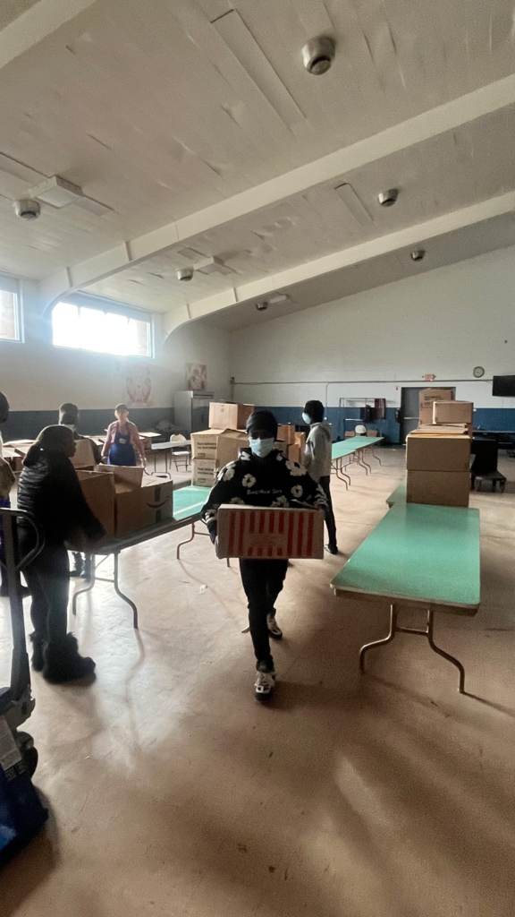 Today, senior scholars and Boys to Mentors from the Accelerated Learning Academy rolled up their sleeves at the North End Soup Kitchen! From sorting toiletries, making sack lunches, to preparing and serving meals, our 15 scholars showed what giving back is all about.