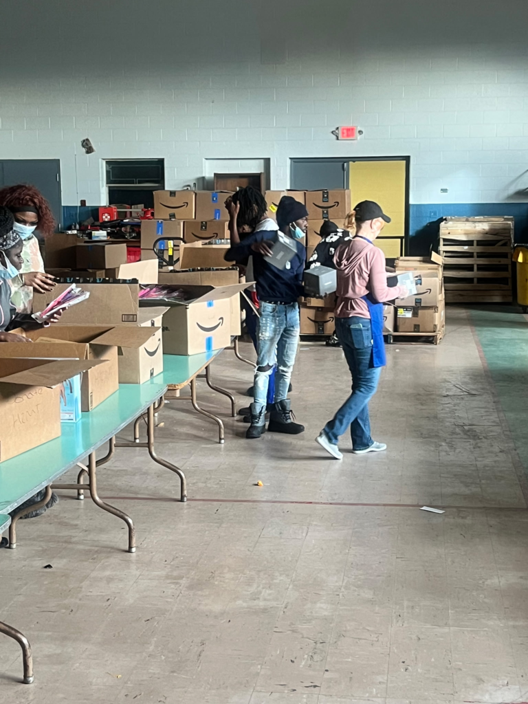 Today, senior scholars and Boys to Mentors from the Accelerated Learning Academy rolled up their sleeves at the North End Soup Kitchen! From sorting toiletries, making sack lunches, to preparing and serving meals, our 15 scholars showed what giving back is all about.