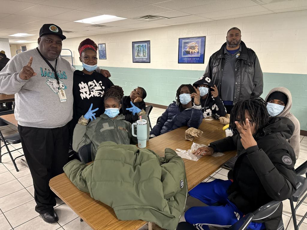 Today, senior scholars and Boys to Mentors from the Accelerated Learning Academy rolled up their sleeves at the North End Soup Kitchen! From sorting toiletries, making sack lunches, to preparing and serving meals, our 15 scholars showed what giving back is all about.