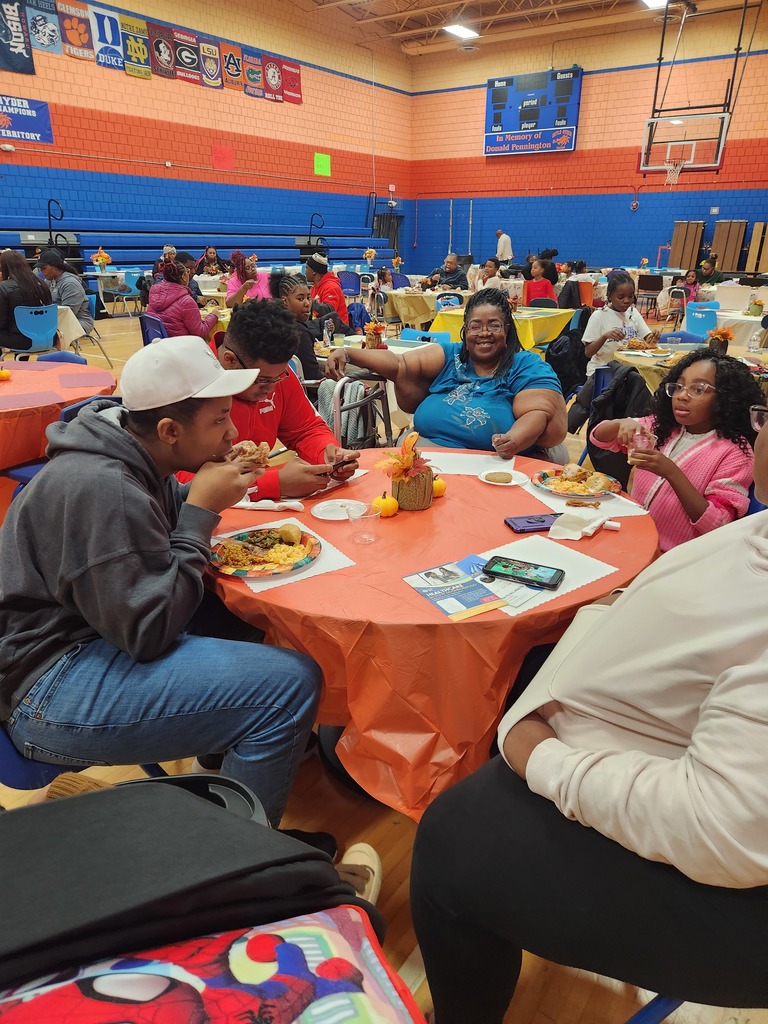 Doyle-Ryder Education Center had the pleasure of partnering with the University of Michigan–Flint Department of Public Safety to host a Harvest Family Community Dinner on Thursday, November 13th.