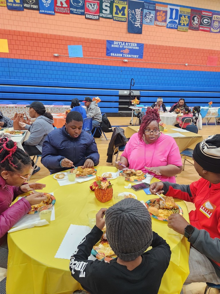Doyle-Ryder Education Center had the pleasure of partnering with the University of Michigan–Flint Department of Public Safety to host a Harvest Family Community Dinner on Thursday, November 13th.