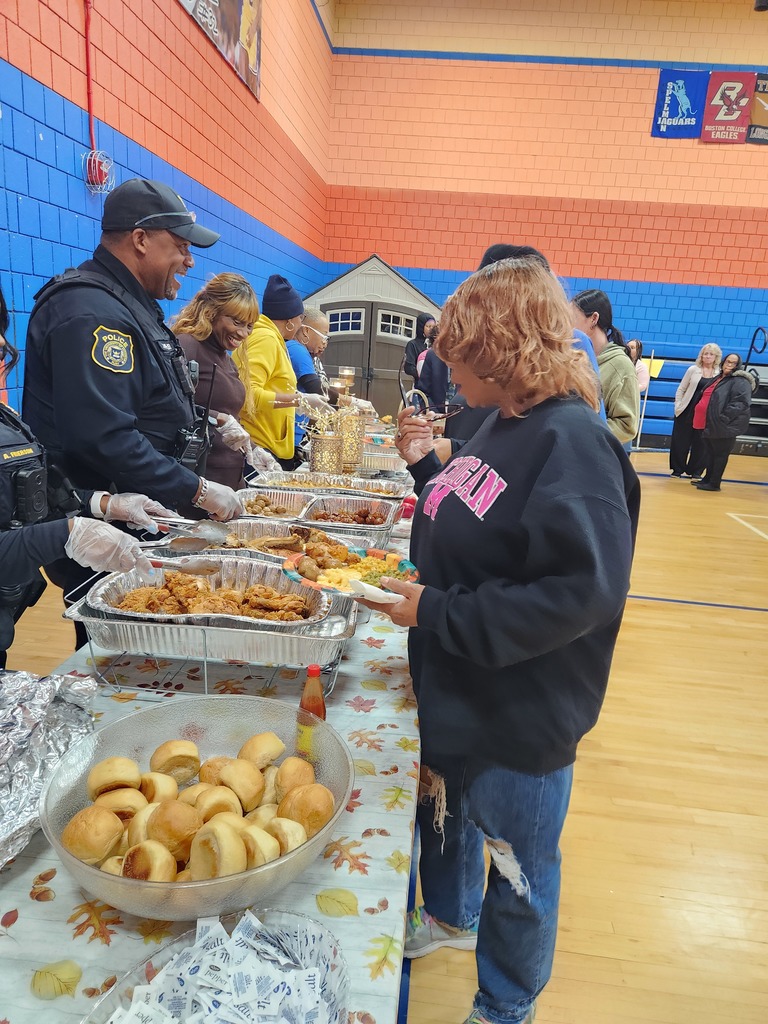 Doyle-Ryder Education Center had the pleasure of partnering with the University of Michigan–Flint Department of Public Safety to host a Harvest Family Community Dinner on Thursday, November 13th.