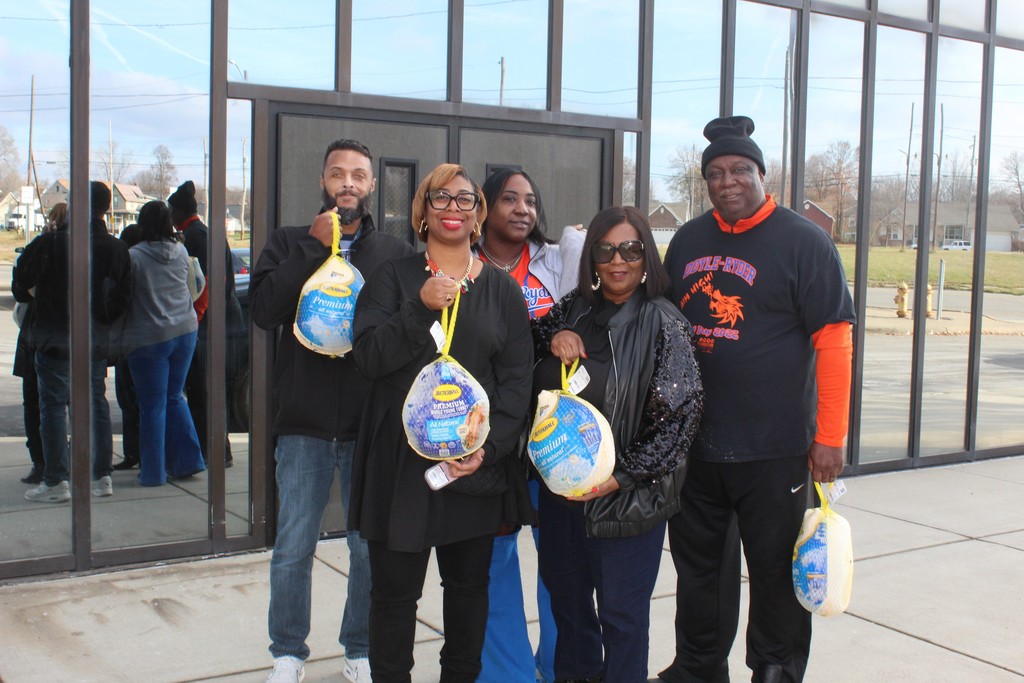 Doyle-Ryder Community Education Center partnered with New Jerusalem Full Gospel Baptist Church – COFY Center to bless 100 families with turkeys this Thanksgiving season. Community School Director David Bush and the Flint Thrive team helped distribute turkeys to Doyle-Ryder families and members of the community.